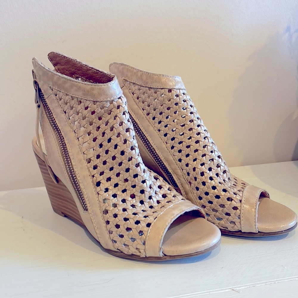 Diba True open toed wedges, Size 8, EXCELLENT CONDITION